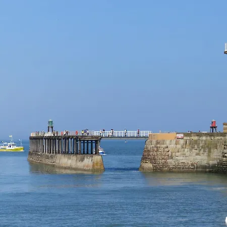 Clarks Yard * 惠特比